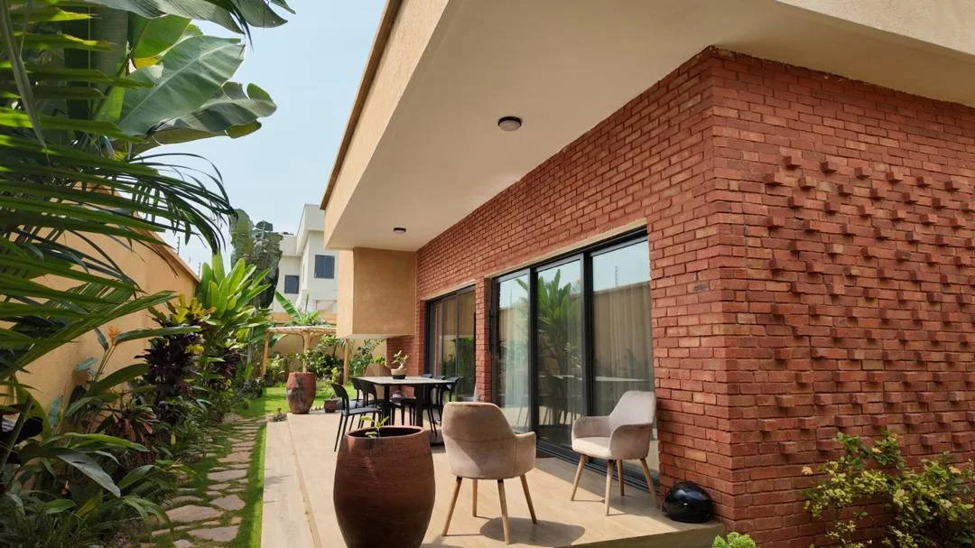 Réalisation · Maison — Maison, terrasse et jardin, vue 2