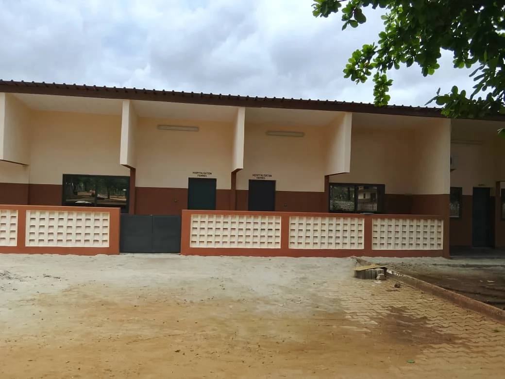 Réalisation · Bâtiment — Bâtiment et espaces extérieurs, vue 1