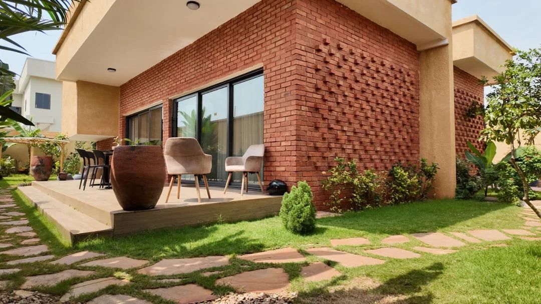Réalisation · Maison — Maison, terrasse et jardin, vue 1