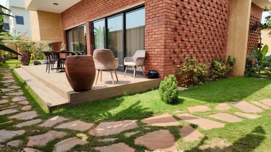 Réalisation · Maison — Maison, terrasse et jardin, vue 3