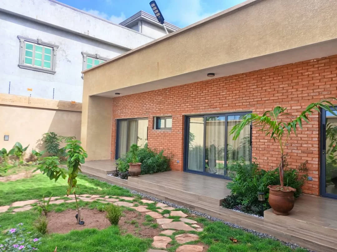 Réalisation · Maison — Maison, terrasse et jardin, vue 5